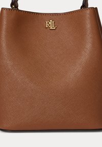 Braune, strukturierte Lederhandtasche mit dunkelbraunen Griffen und goldenem RLL-Logo in der oberen Mitte vorne.