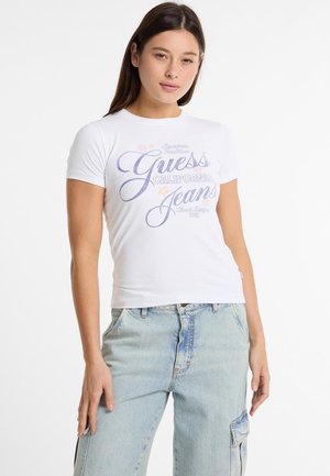 Balta trumpa rankovė t-shirtingas su daugiakomponentiu "Guess California Jeans" grafiniu spaudiniu. Minkšta medvilnė, prigludęs dizainas. Kasdienis stilius.