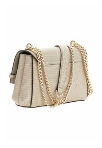 Sac bandoulière beige avec extérieur texturé, bandoulière chaîne dorée et forme structurée. Caractérisé par des coutures et une fermeture magnétique.