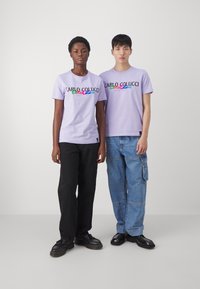 Carlo Colucci PRIDE UNISEX - Apdrukāts T-krekls - lilac