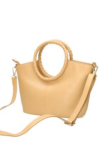 Bolso de piel de color marrón con asas trenzadas, forma estructurada, correa de hombro desmontable y textura suave. Presenta detalles en dorado.