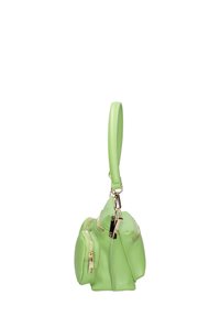 Groene leren handtas met een gestructureerd ontwerp, voorzien van meerdere met rits afgesloten vakken en een kort handvat. Gouden hardware-accenten versterken de details.