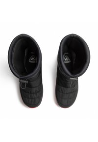 Svarta isolerade stövlar med en pösig design, struktur på ovansidan, gummisulor och justerbara stängningar vid vristen. Innersidan är mörk.