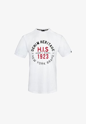 T-shirt bianca a maniche corte in cotone, con testo nero e rosso che riporta "DENIM HERITAGE" e "H.I.S. 1923" sul davanti.