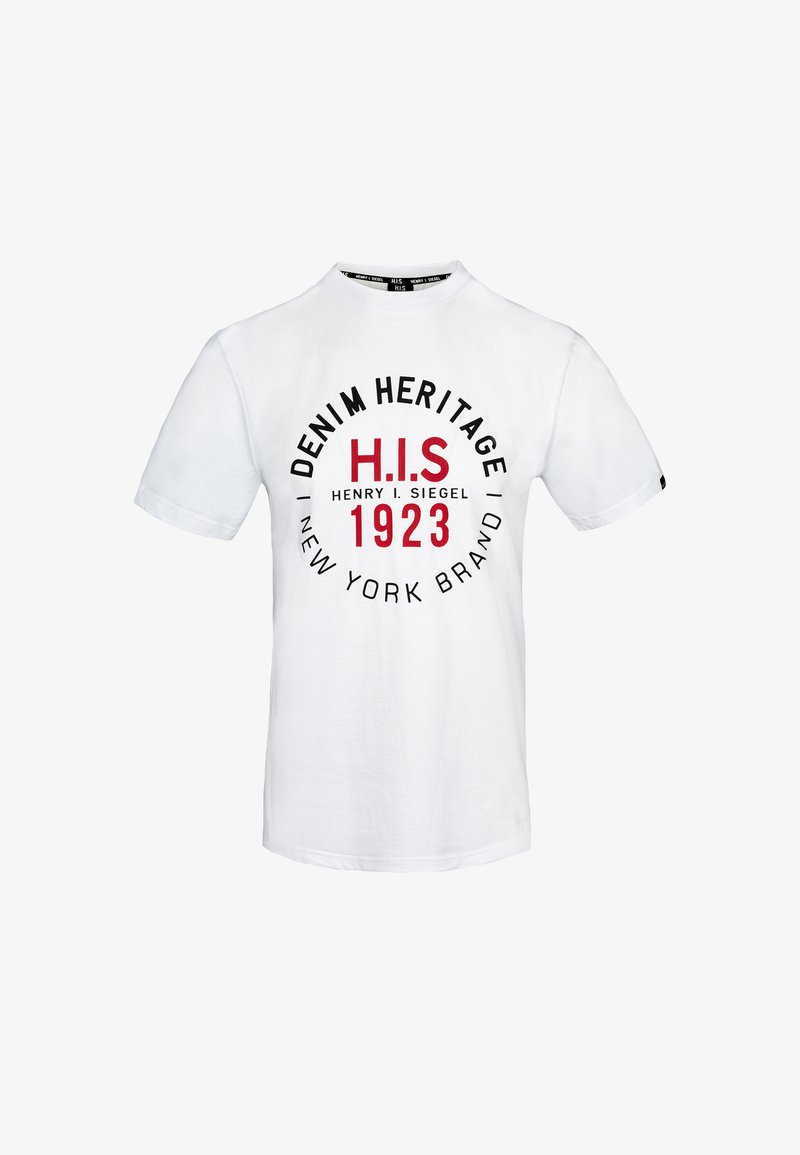 Valkoinen lyhythihainen T-paita, joka on valmistettu puuvillasta. Edessä on mustaa ja punaista tekstiä, jossa lukee "DENIM HERITAGE" ja "H.I.S. 1923".