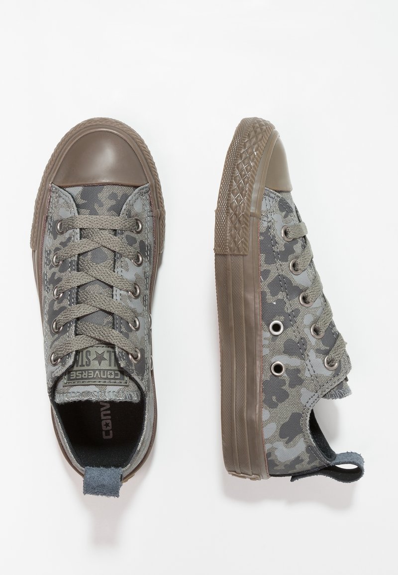 Baskets basses en tissu camouflage gris, bouts et semelles en caoutchouc marron, lacets gris, et logos Converse Star sur la languette et la semelle intérieure.