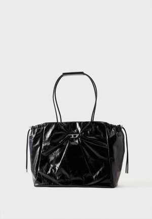 Borsa nera lucida con texture morbida e arricciata, due manici sottili, lati con coulisse e piccolo dettaglio di chiusura argentata sul davanti.