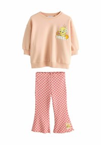 Lyserød sweatshirt med en tegneserie-fugl grafik og teksten "TWEET", parret med røde og hvide ternede flared bukser. Blødt stof, ribbede manchetter.
