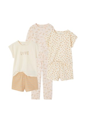 Drei Schlafanzugsets für Kinder in Beige und Weiß: eins mit dem Schriftzug "LOVE" und gestreiften Shorts, eins mit dem durchgehenden "LOVE"-Muster und eins mit Herzmustern.