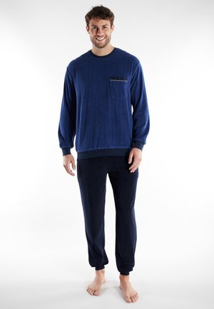 Navy Fleece-Loungewear-Set bestehend aus einem Langarmshirt mit Tasche und Jogginghosen im Jogger-Stil mit elastischen Bündchen, glatte Textur.