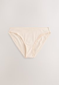 Béžové žebrované bavlněné bikiny kalhotky s jemnými zvlněnými okraji a designem poskytujícím plné krytí. Hladká textura a minimální detaily šití.