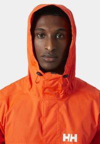 Felrood hoodie-jack met verstelbare trekkoorden, voorzien van een wit logo op de borst en een glad, waterafstotend stof.