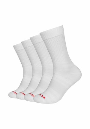 Quatre chaussettes blanches à tige côtelée avec un texte rouge sur les orteils, disposées en une rangée légèrement chevauchée.