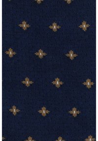 Granatowy materiał z całkowitym wzorem małych złotych diamentów z białymi środkami, nadający fakturowany wygląd.