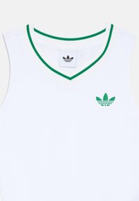 Weißes ärmelloses Tanktop mit einem grün-weißen V-Ausschnitt. Enthält ein grünes Adidas-Logo, das links auf der Brust gestickt ist.