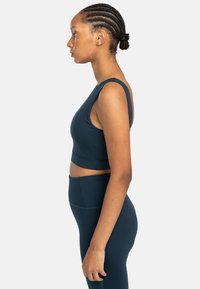 Navyblauw activewear-set met een mouwloze cropped top en hoge taille leggings, gemaakt van een soepele, rekbare stof met vlakke naden.