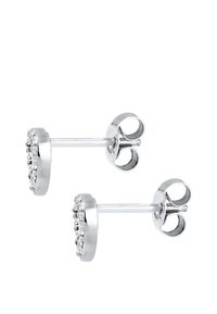 Boucles d'oreilles en argent ornées d'un design circulaire avec des strass transparents fixés sur une base métallique, texture lisse et fermoir à poussoir standard.