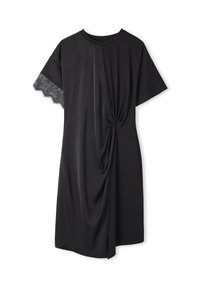 Robe noire avec un détail en avant torsadé, des manches courtes et une bordure en dentelle sur une manche. Tissu doux et texturé avec une coupe décontractée.