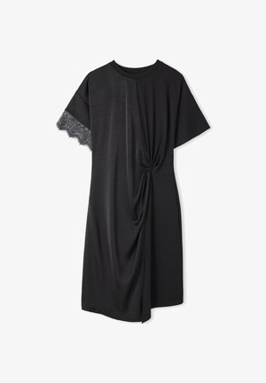 Robe noire avec un détail en avant torsadé, des manches courtes et une bordure en dentelle sur une manche. Tissu doux et texturé avec une coupe décontractée.