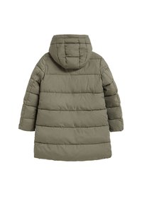 Olivgrön, vadderad jacka med huva, med horisontella quiltade sektioner och en medellång design för värme och skydd.