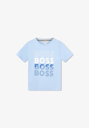 Camiseta de manga corta azul claro con la palabra "BOSS" impresa cuatro veces en vertical con estilos variados en blanco y azul.