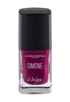 Vernis à ongles violet foncé dans un flacon en verre transparent avec un capuchon noir carré. Présente le texte "SIMONE" et "le Duigou Cosmétique" en blanc.