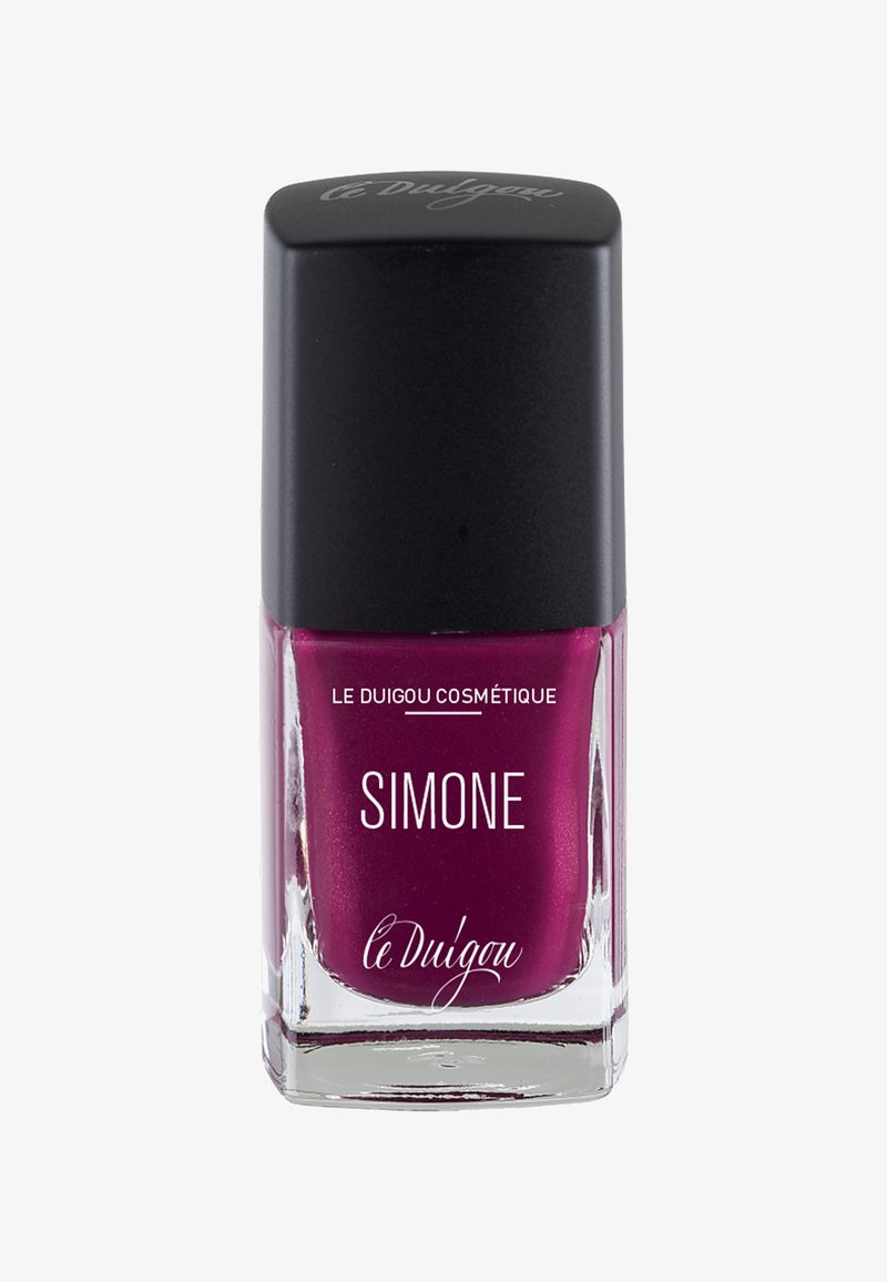 Dunkellackierter Nagellack in einer klaren Glasflasche mit einem quadratischen schwarzen Deckel. Enthält den Text "SIMONE" und "le Duigou Cosmétique" in Weiß.