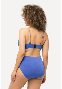 Blå bikini med ribbad textur, som har justerbara orange band och ett svart spänne bak. Högmidjad bottomsdesign.