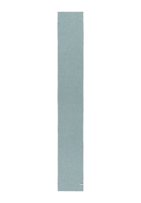 Écharpe tricotée bleu clair, étroite et longue, avec une texture douce et un motif subtile. Finie avec une petite étiquette à une extrémité.
