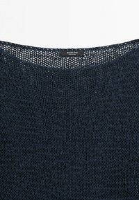 Pull en tricot bleu marine foncé avec un col rond large et une étiquette Massimo Dutti cousue à l'intérieur du col.