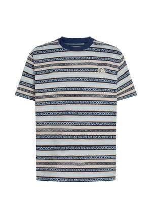 Camiseta de manga corta a rayas con líneas horizontales en azul, naranja y crema, con patrones geométricos y un logo circular en el pecho.
