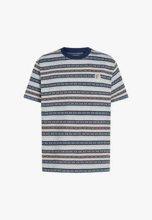 Camiseta de manga corta a rayas con líneas horizontales en azul, naranja y crema, con patrones geométricos y un logo circular en el pecho.