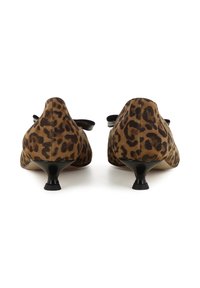 Scarpe con tacco alto in stampa leopardata, realizzate in morbido suede. Presentano una punta affusolata e un tacco kitten nero basso. Accentuate da dettagli neri.