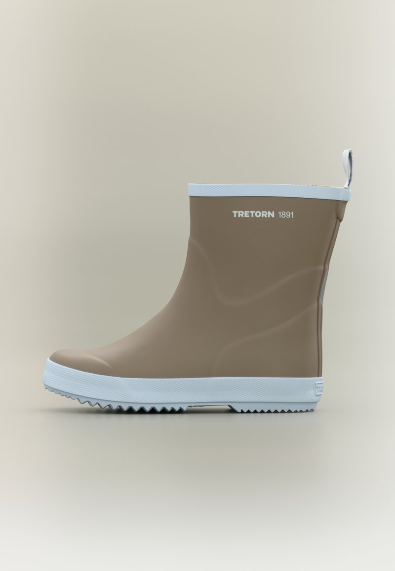 Καφέ λαστιχένια μπότα βροχής με λευκή εξωτερική σόλα και υφή για κράτημα, με λευκή λωρίδα στο πάνω μέρος και το λογότυπο "Tretorn 1891" στο πλάι.