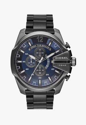 Schwarze Diesel-Armbanduhr aus Edelstahl mit blauem Zifferblatt, drei Unterzifferblättern, Datumsanzeige und markanten Stundenmarkierungen, zeigt 1:52:36 Uhr an.