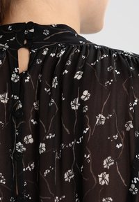 Second Female Blus - black