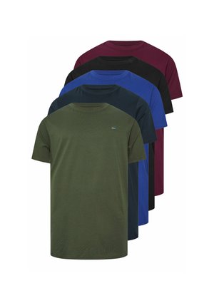 Cinco camisetas básicas de manga corta en verde oscuro, azul marino, azul, negro y rojo oscuro, apiladas en una disposición escalonada.