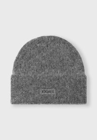 Gorro gris hecho de material de fieltro suave, con un dobladillo enrollado y un parche rectangular con el logotipo "10 DAYS" cosido en la parte frontal.