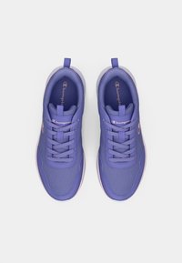 Ζευγάρι μωβ αθλητικά παπούτσια Champion με κορδόνια, υφασμάτινο πλέγμα και ετικέτες τράβηγματος σε λευκό φόντο, σε άποψη από πάνω.