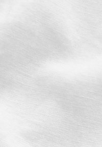 Tissu blanc avec une surface lisse et légèrement texturée. Le tissage est fin et uniforme, mettant en valeur une apparence propre et minimaliste.