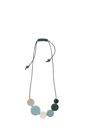 Halskette mit verstellbarem schwarzem Band und sechs runden Keramikperlen in Blau-, Grün-, Weiß- und Beigetönen, zwei mit perforierten Designs.