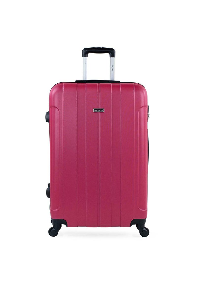 Maleta rígida en un brillante rosa fucsia, con surcos verticales, un asa retráctil, cuatro ruedas y un asa lateral para facilitar el transporte.