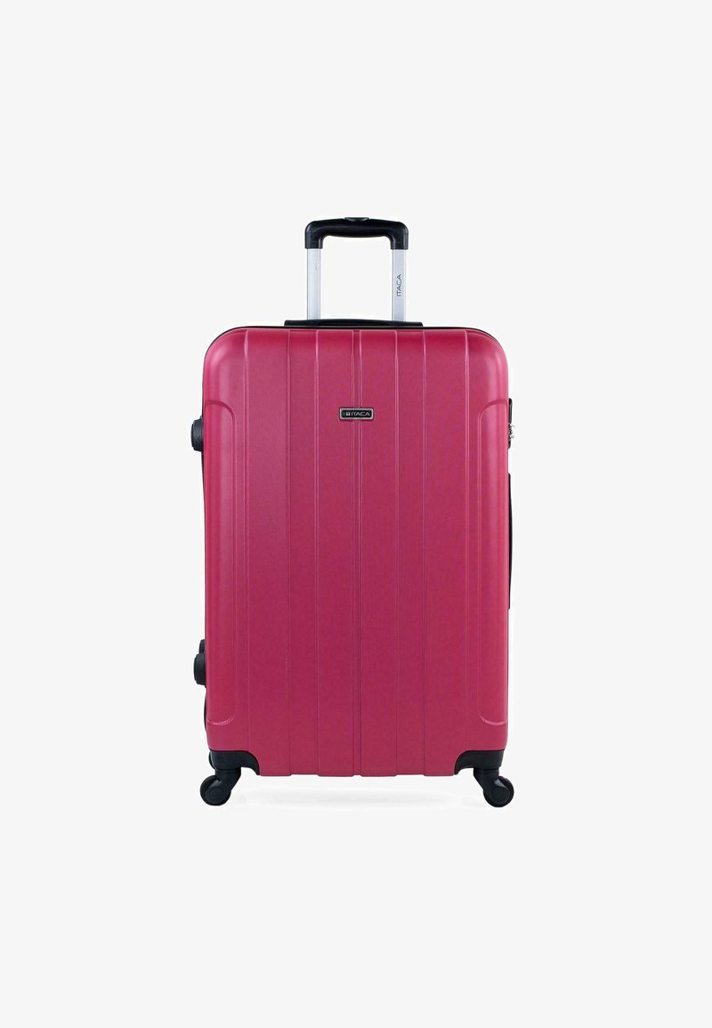 Maleta rígida en un brillante rosa fucsia, con surcos verticales, un asa retráctil, cuatro ruedas y un asa lateral para facilitar el transporte.