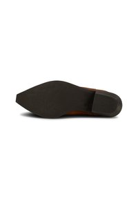 Suela de zapato de ante marrón, base de goma negra, diseño de punta afilada, incluye un pequeño tacón, textura suave, detalle mínimo.