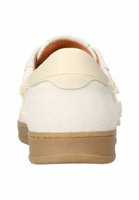 Sneaker in suede crema con suola in gomma color tan. Presenta un tab in pelle tonale sul tallone e dettagli testurizzati lungo il lato. Branding sottile sul tallone.