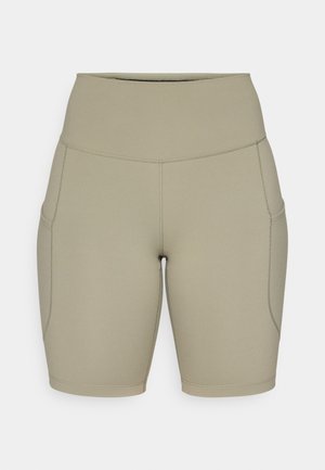 Pantalones cortos activos de color verde claro, elaborados con material elástico, que cuentan con una cinturilla alta y bolsillos laterales, con costuras planas y un diseño ajustado.