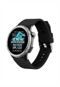 Orologio smart in gomma nera con cassa circolare e ghiera in argento. Mostra resistenza all'acqua, GPS e funzioni AMOLED.
