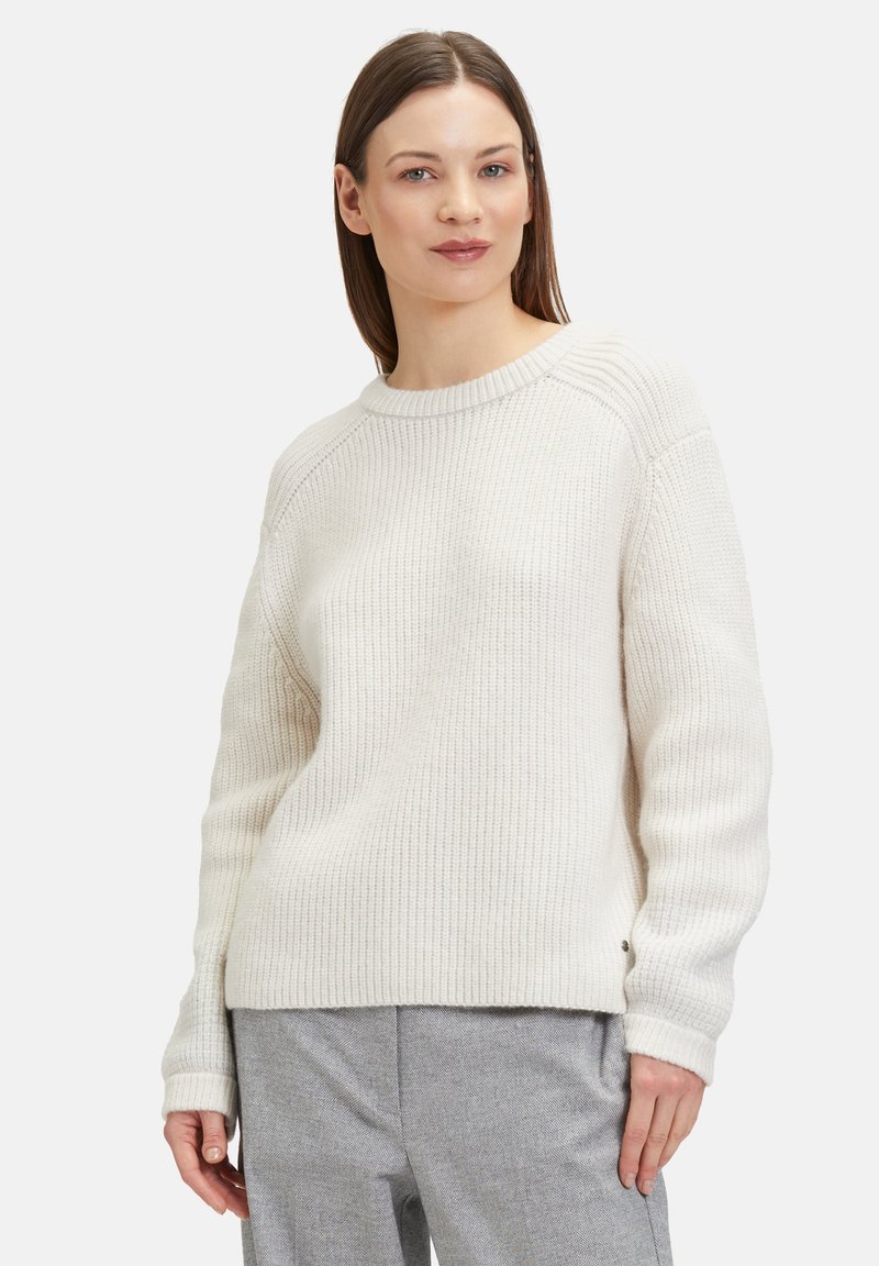 Cremefarbener Strickpullover mit geribbelter Textur, Rundhalsausschnitt und langen Ärmeln. Verfügt über Seitenschlitze am Saum.