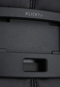 Staffa di montaggio KLICKfix in plastica nera opaca. Presenta una forma rettangolare con scanalature e un'apertura per un attacco sicuro.