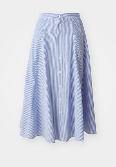 Gestreifter Button-Down-Rock in Hellblau und Weiß. Der Stoff wirkt leicht und hat eine glatte Textur; knielang mit schwingendem Design.
